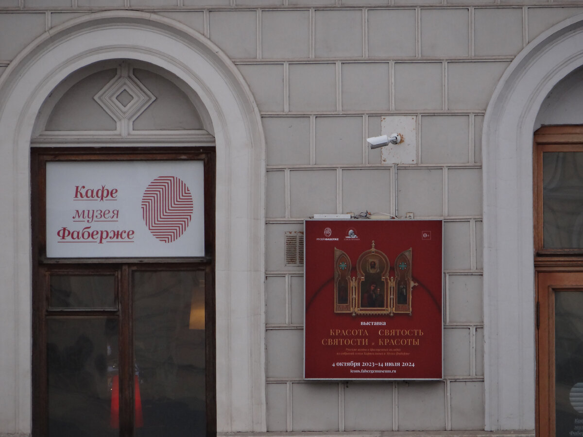 Здесь подоют шоколадный десерт в виде яйца