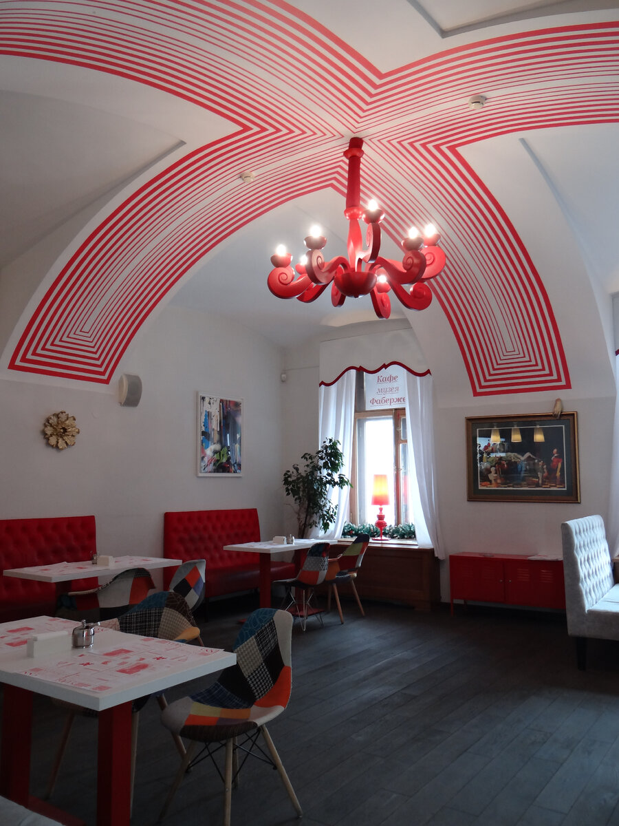 Интерьерное кафе в центре Петербурга 