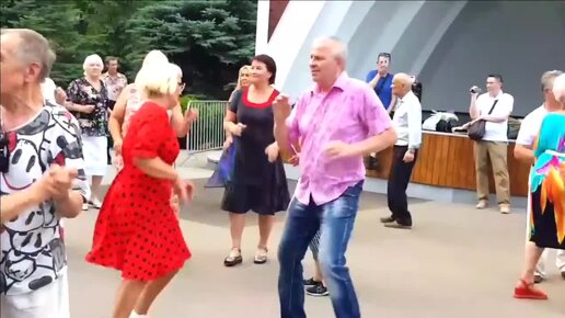 Танцуют тик ток. Научиться красиво танцевать. Песни под танец. Танец неформат. Танец видео легкий крутой.