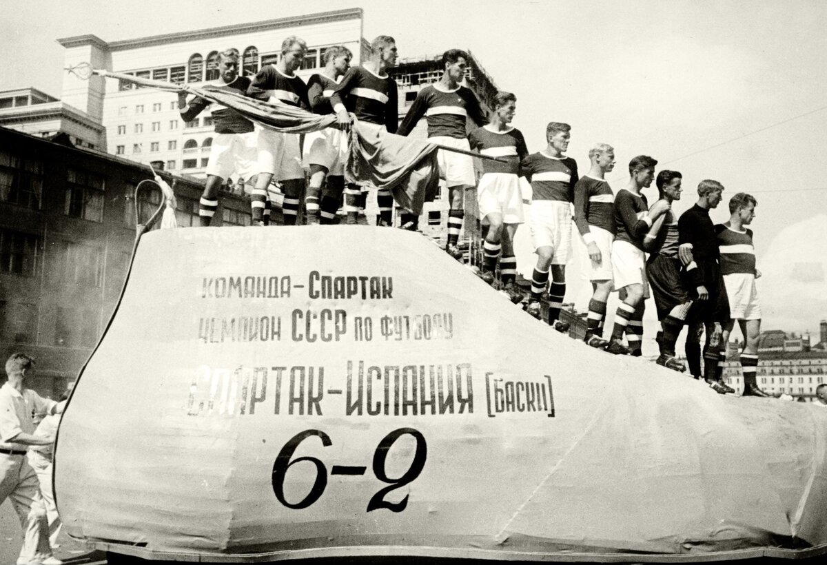 Та самая футбольная бутса на параде 1937 года.