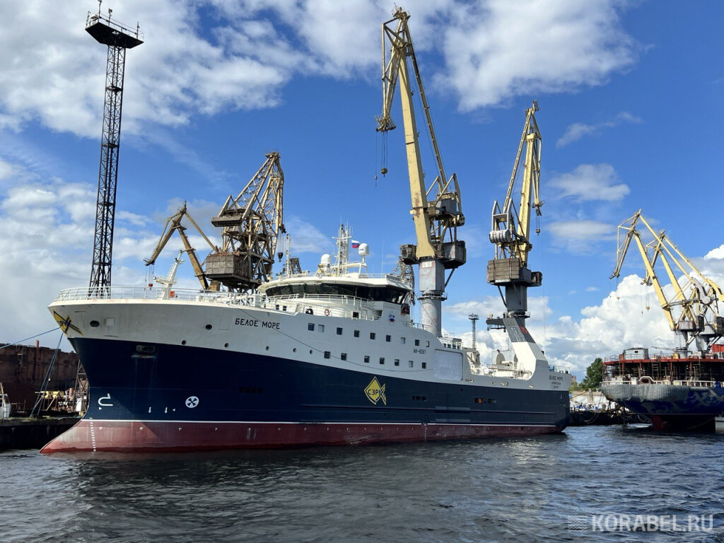 Траулер "Белое море" у достроечной стенки Балтийского завода / Фото: Корабел.ру  📷
