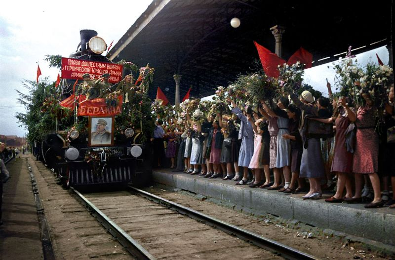 25 мая 1919. Парад Всеобщего военного обучения (Всевобуча) на Красной площади</p />
</p><p>23 Февраля — праздник Красной Армии.-67