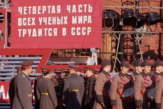 25 мая 1919. Парад Всеобщего военного обучения (Всевобуча) на Красной площади</p />
</p><p>23 Февраля — праздник Красной Армии.-91