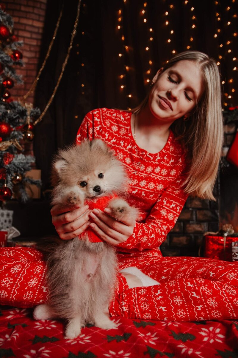 Женщина обнимает собаку. Фотосессия девушка с собакой. Девочка с щенком. Педро гомес лабрадор. Собака ксении бородиной.