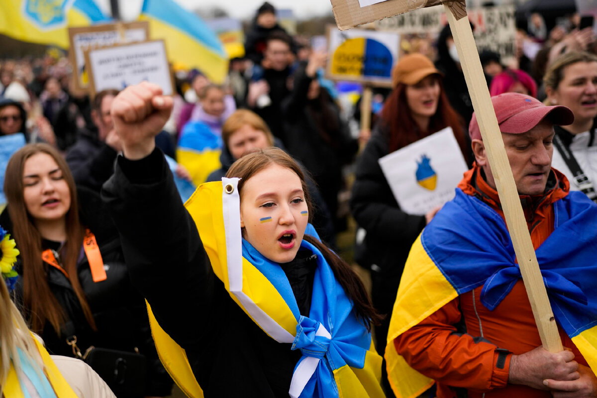 Протестующие у Рейхстага, выступающие за поддержку Украины.