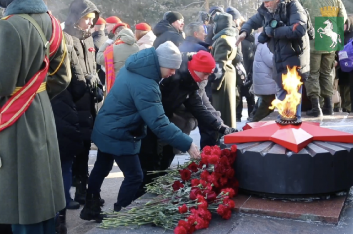    Томичи возложили цветы к Мемориалу боевой и трудовой славы 23 февраля