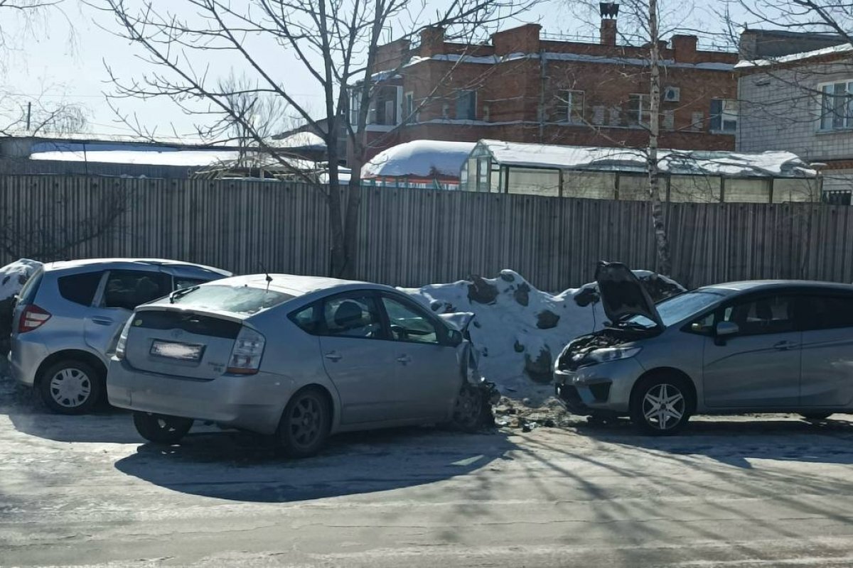    В Хабаровске водитель Honda устроил массовое ДТП, есть пострадавший