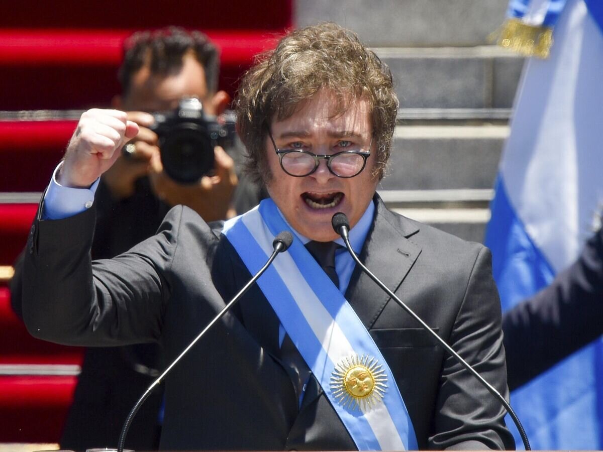    Президент Аргентины Хавьер Милей выступает перед конгрессом © AP Photo / Gustavo Garello