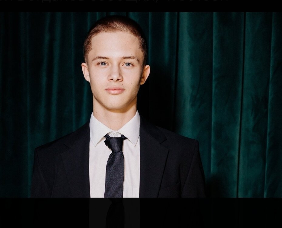 Актер Антон Богданов не уверен, что его пасынок Леон Кемстач захочет продолжать актерскую карьеру. Слова звезды «Реальных пацанов» цитирует kp.ru. Леона сегодня “стрельнула” история со “Словом пацана”. Но как все сложится в дальнейшем, пока неизвестно. У него сложное образование: экономика, дипломатия, три языка… Уходить в актерство — это немного странный выбор. Не факт, что он будет продолжать актерскую историю. Он был настроен на дипломатическую карьеру», — отметил Богданов.По словам отчима Кемстача, 15-летний актер после успеха «Слова пацана» получает много предложений из кино. Однако Богданов предполагает, что пасынок еще несколько раз примет участие в различных проектах «в свое удовольствие».В декабре 2023 года стало известно, что Антон Богданов женился на бизнесвумен и нутрициологе Лауре Кемстач. Жена актера занимается наставничеством в области здоровья. Она также владеет фитнес-центром в Санкт-Петербурге. Женщина воспитывает 15-летнего сына, актера Леона Кемстача. Молодой человек получил известность благодаря роли Пальто в сериале «Слово пацана. Кровь на асфальте». Артист находится в хороших отношениях с отчимом.Накануне стало известно, что звезды «Слова пацана» открыли совместный бизнес. Леон Кемстач и Рузиль Минекаев зарегистрировали ООО «Эу, Пацан».