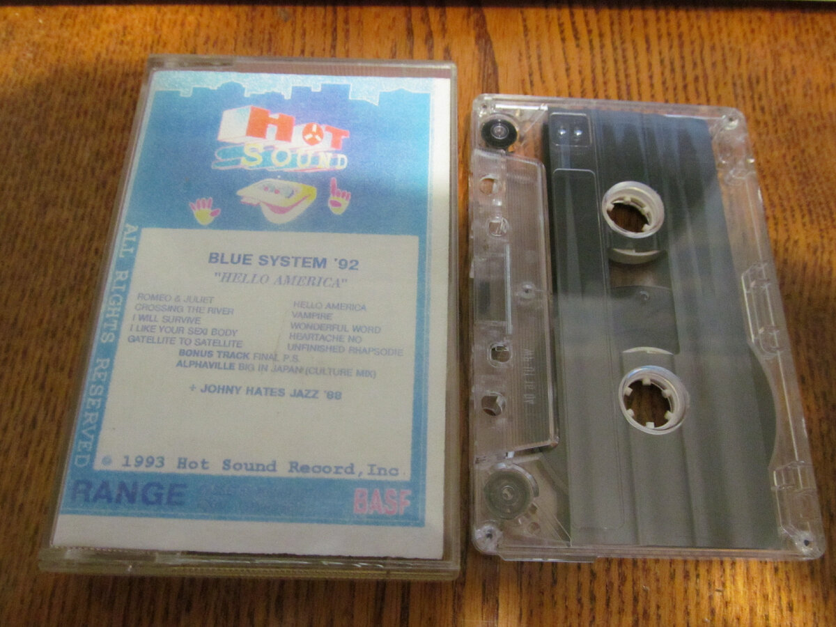 Аудиокассета с записью альбома 1992 года Hello America от группы Blue System (моя первая кассета от студии звукозаписи Hot Sound)