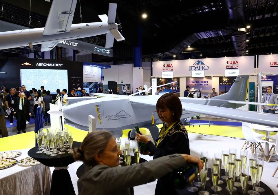 Израильская компания Elbit Systems запускает беспилотный летательный аппарат Hermes 650 Spark во время авиашоу в Сингапуре, 21 февраля 2024 года. Фото: REUTERS/Edgar Su