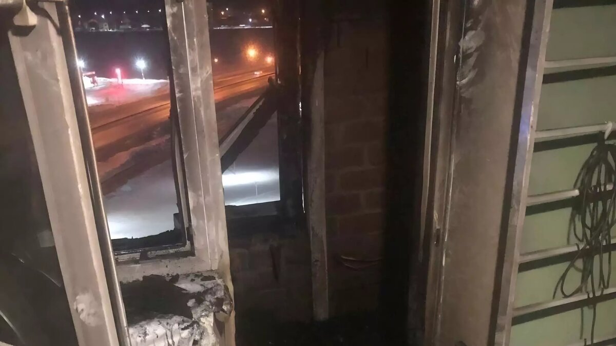     В Тюмени пожарные спасли человека из горящей многоэтажки на улице Новоселов. Известно, что пожар произошел поздней ночью.