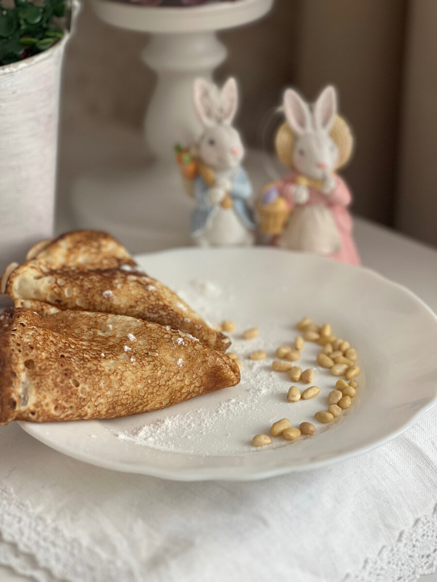 Блинчики и кедровые орешки ))) жутко вкусно!! 