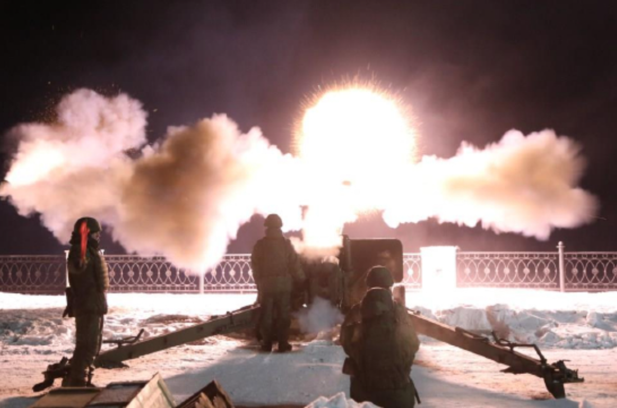    Салют в честь Дня защитника Отечества прогремел в Хабаровске: фото