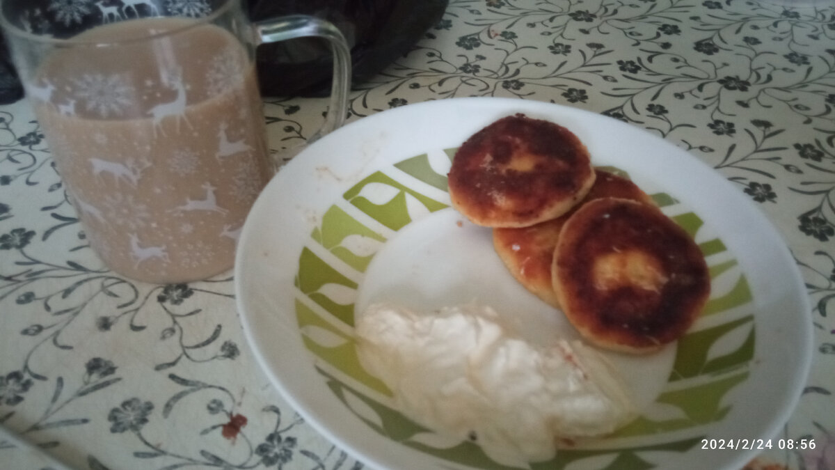 Сырники со сметаной. Кофе. 