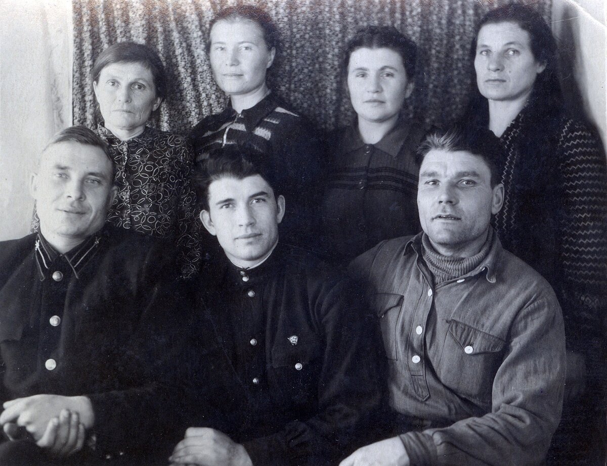 Кондрат Кузебный (первый справа) в кругу семьи. Начало 1950-х годов. Фото из архива Николая ПУСТОВИТА