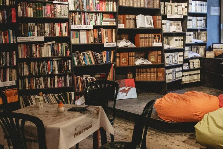 Одно из внутренних убранств книжного клуба 