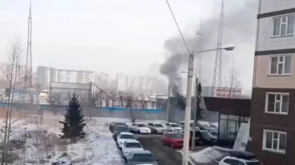     В Красноярске на улице Водопьянова произошел пожар на подстанции. Электричество отключили в десятках домов.