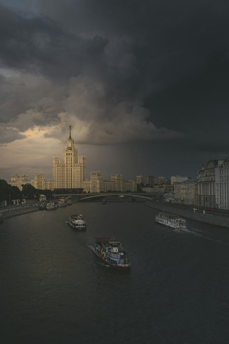 Теплоходы на Москве-реке. Unsplash