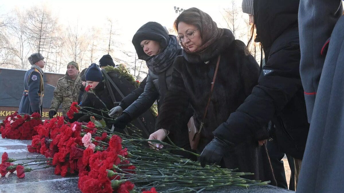     Торжественное мероприятие прошло в Ижевске у Мемориала боевой и трудовой славы, посвященного героическим действиям жителей Удмуртии в годы Великой Отечественной войны 1941–1945 годов.