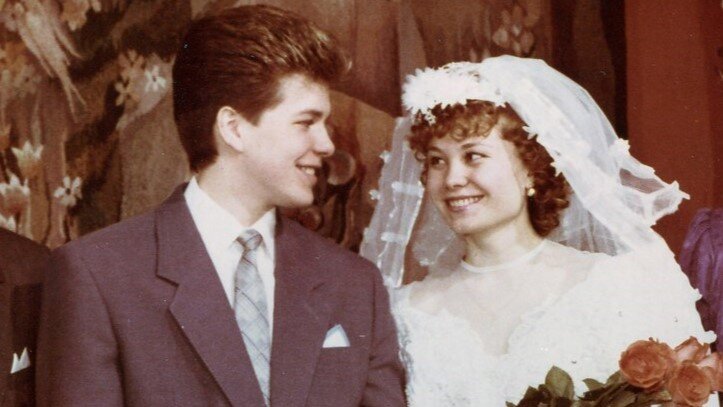 Типичная свадьба в СССР - жениху и невесте чуть больше 18 ти лет.