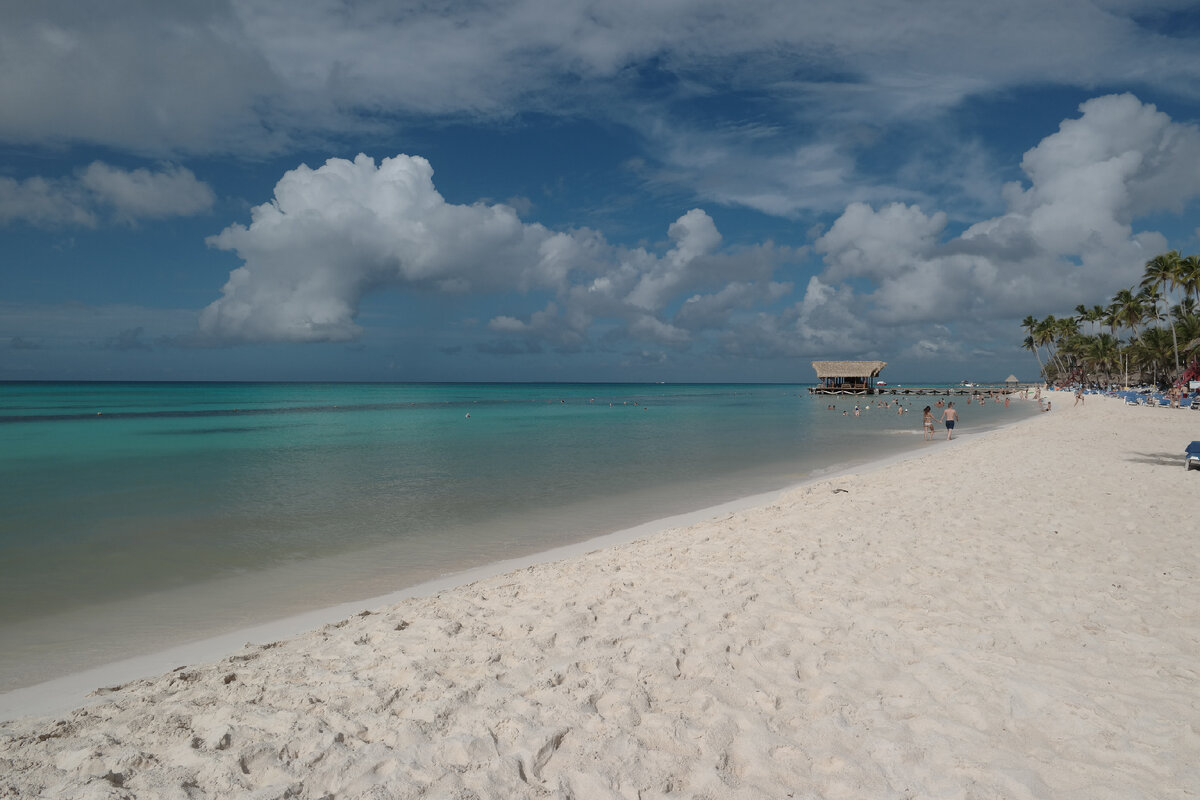 Пляж отеля. Темная полоска в воде - искусственный риф.