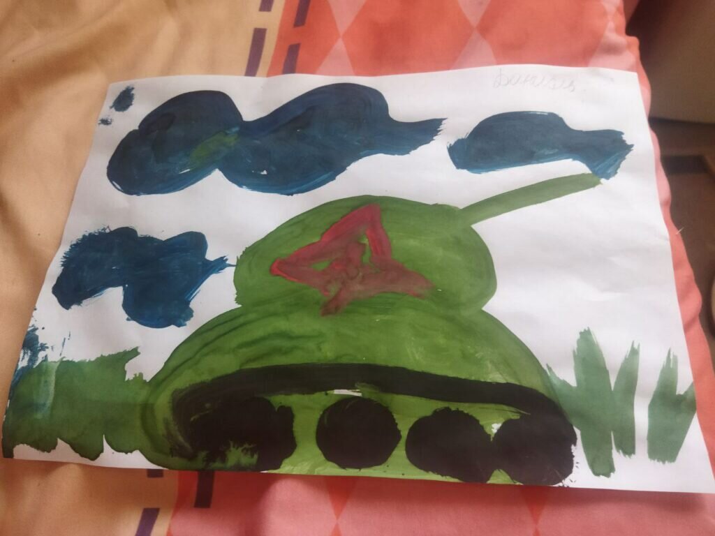    Пятилетний сын Насти нарисовал в садике танк и утверждает, что внутри него — Леша, по которому он очень скучает.