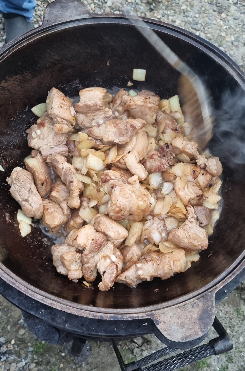 Сначала обжариваем мясо с луком и морковью