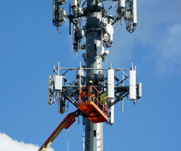 По данным сайта отслеживания сбоев Downdetector.com, около 7 часов утра по восточному времени США было зарегистрировано более 50 000 инцидентов. Около 9 часов утра по восточному времени количество сообщений об отключениях превысило 70 000. AT&T, крупнейший оператор сотовой связи в США с 240 миллионами абонентов, не объяснил причины сбоя. Компания также не сообщила сроки, когда она ожидает полного восстановления обслуживания.