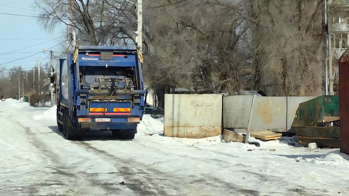     В Волгограде разгорается скандал, связанный с деятельностью регионального оператора по вывозу твердых коммунальных отходов (ТКО), «ЭкоЦентр». Общественник Алексей Ульянов поднял вопрос о подозрительных действиях сотрудников компании, которые, по его словам, имитируют вывоз мусора, не выполняя работ.