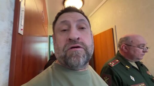 Télécharger la video: Ребят, мечтал один десантник остаться в своем полку после ранения. Ранение тяжелое — потерял обе ноги.