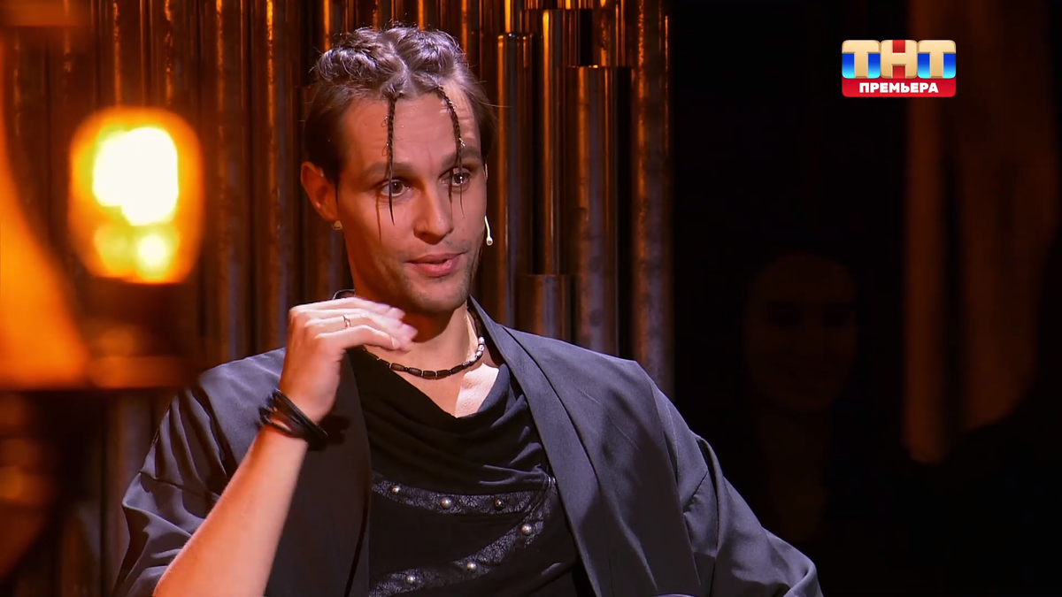 не могу не отметить идиотскую причёску. хочется взять ножницы и отрезать эти косички спадающие на глаза