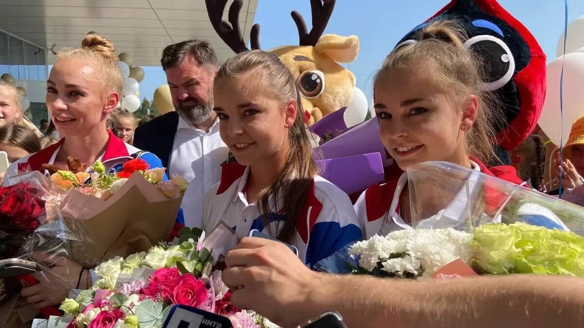     Гимнастки из Нижнего Новгорода сестры Дина и Арина Аверины опубликовали посты в соцсети после объявления о завершении спортивной карьеры. Девушки обратились к своим тренерам, родственникам и болельщикам.