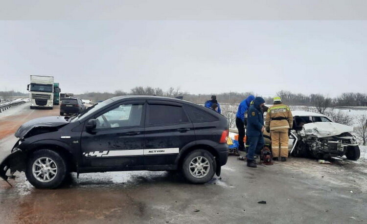   На месте ДТП (фото пресс-службы ГУ МВД России по Волгоградской области)