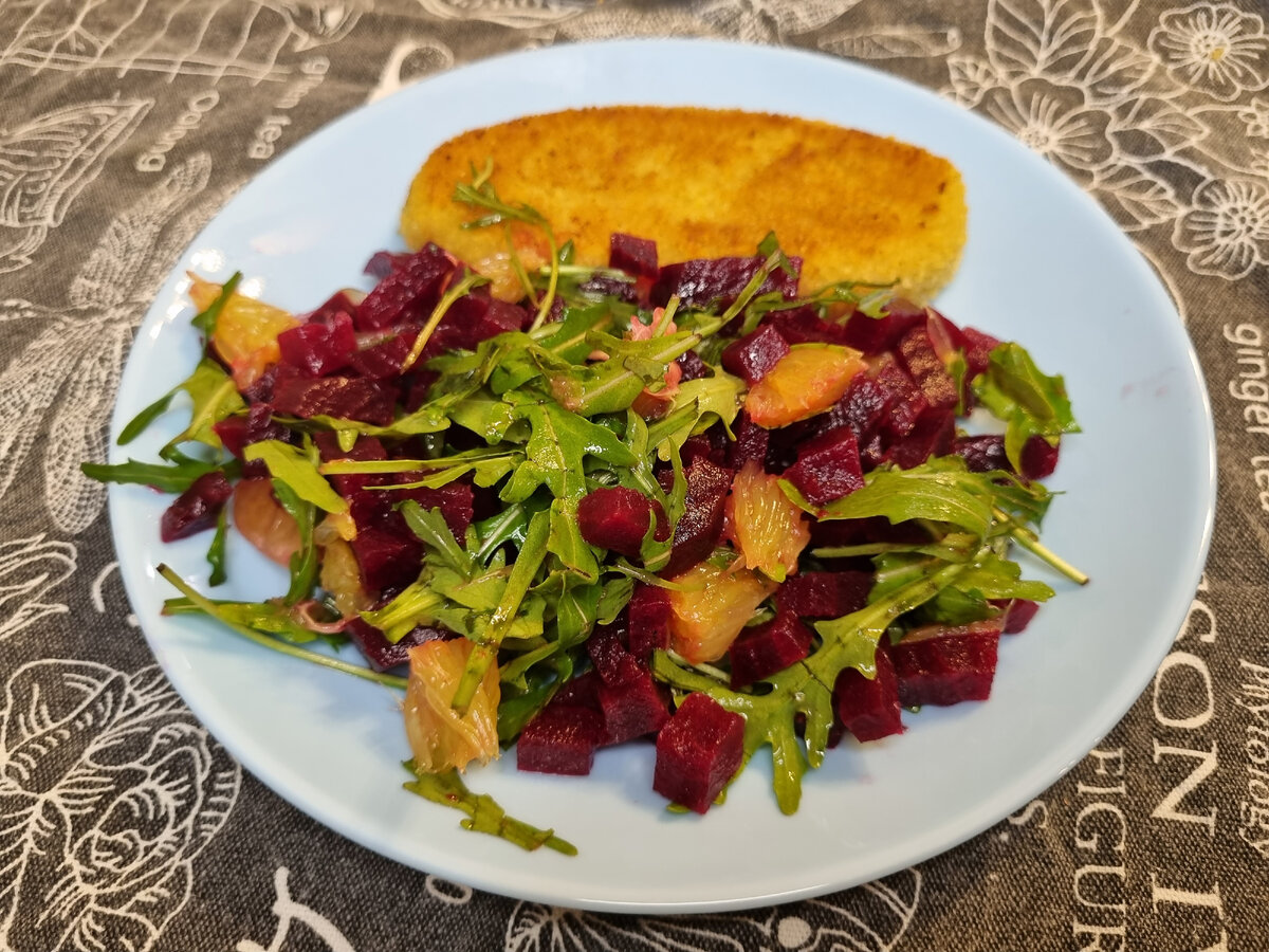 Там на заднем фоне видите её,  котлету?))) Других фото просто нету)))