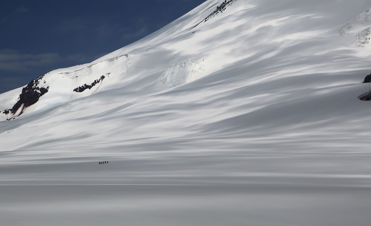 Связка альпинистов на восточном склоне Эльбруса