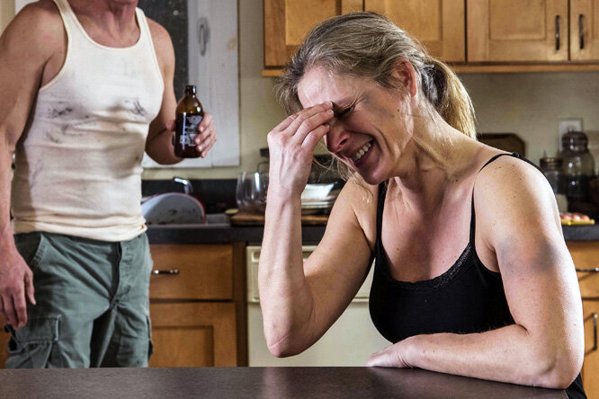 Жена алкоголичка. Женщина бухает. Женский алкоголизм фото. Алкоголизм у пожилых. Жена алкоголичка.