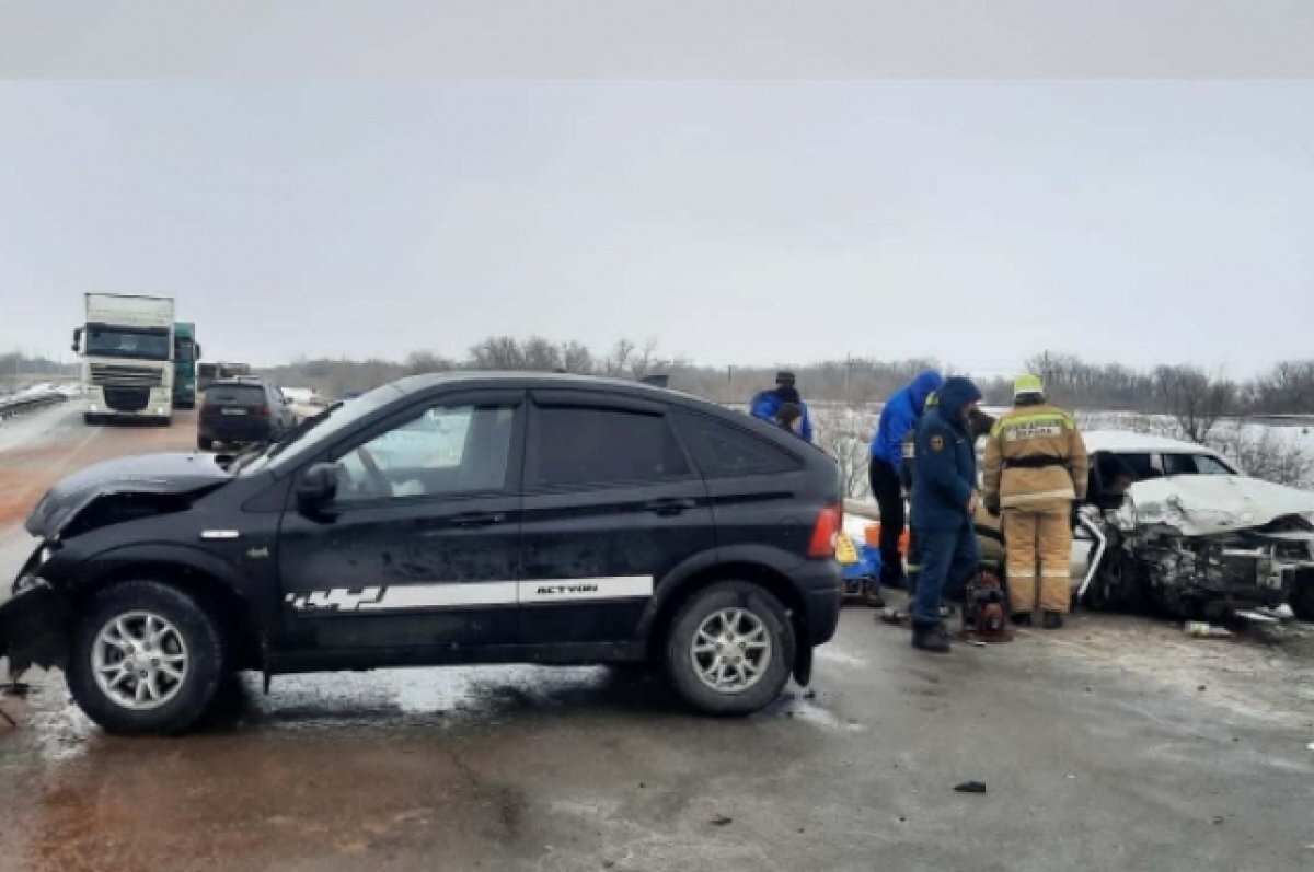    Водитель и трое пассажиров разбились в лобовом ДТП под Волгоградом