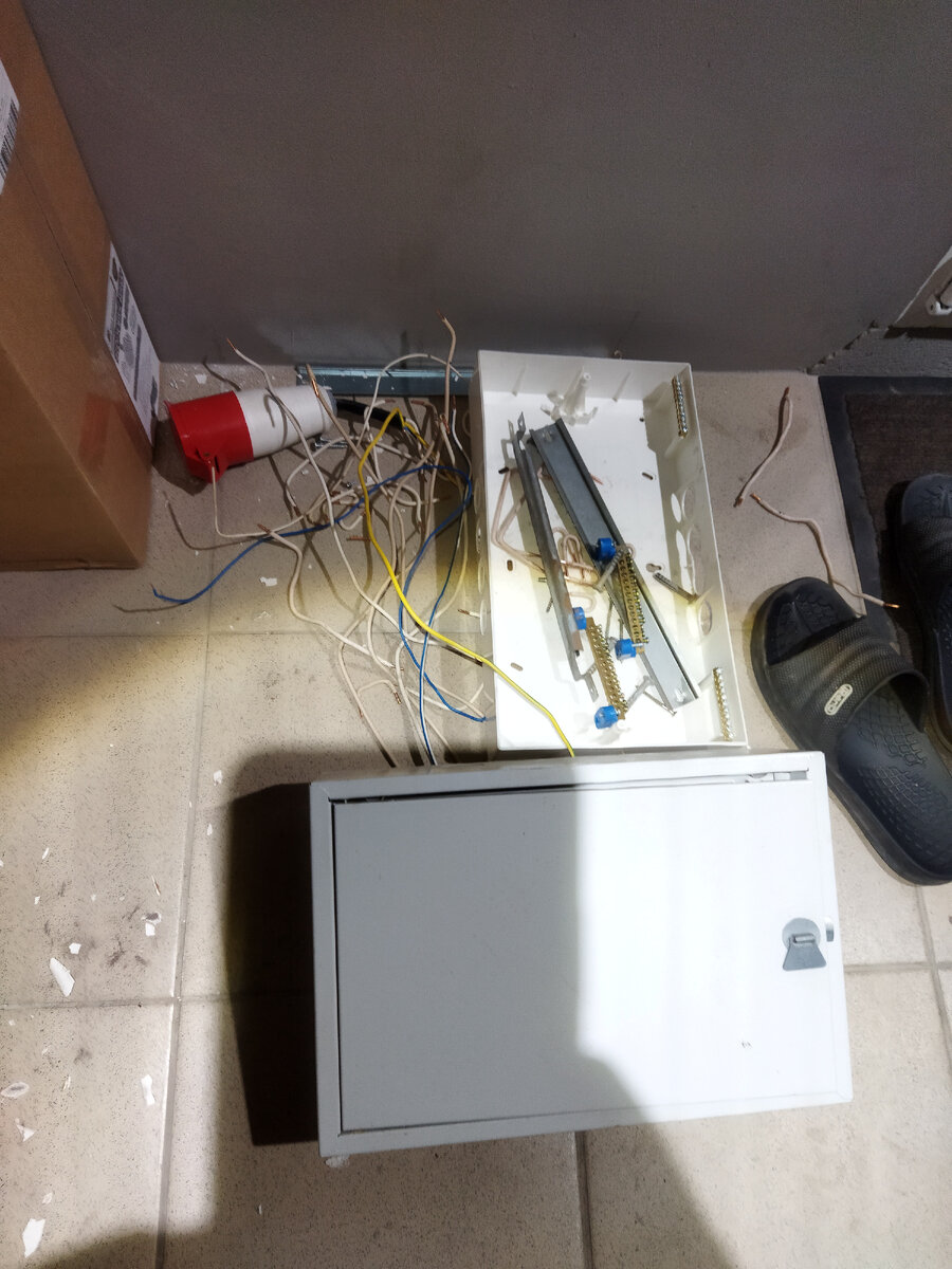 Ломать не строить: я снимаю щиток, затем еще щиток.