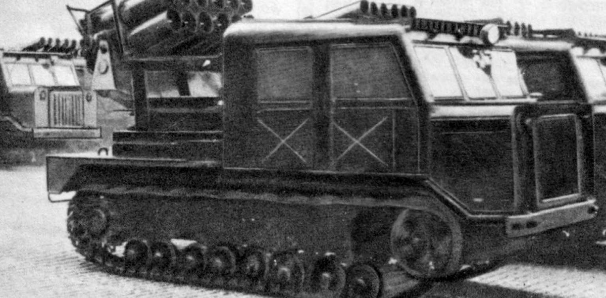 Картинка из  свободных источников. БМ-24 устанавливалась на шасси грузовика ЗИЛ-151 и гусеничный артиллерийский тягач АТ-С.