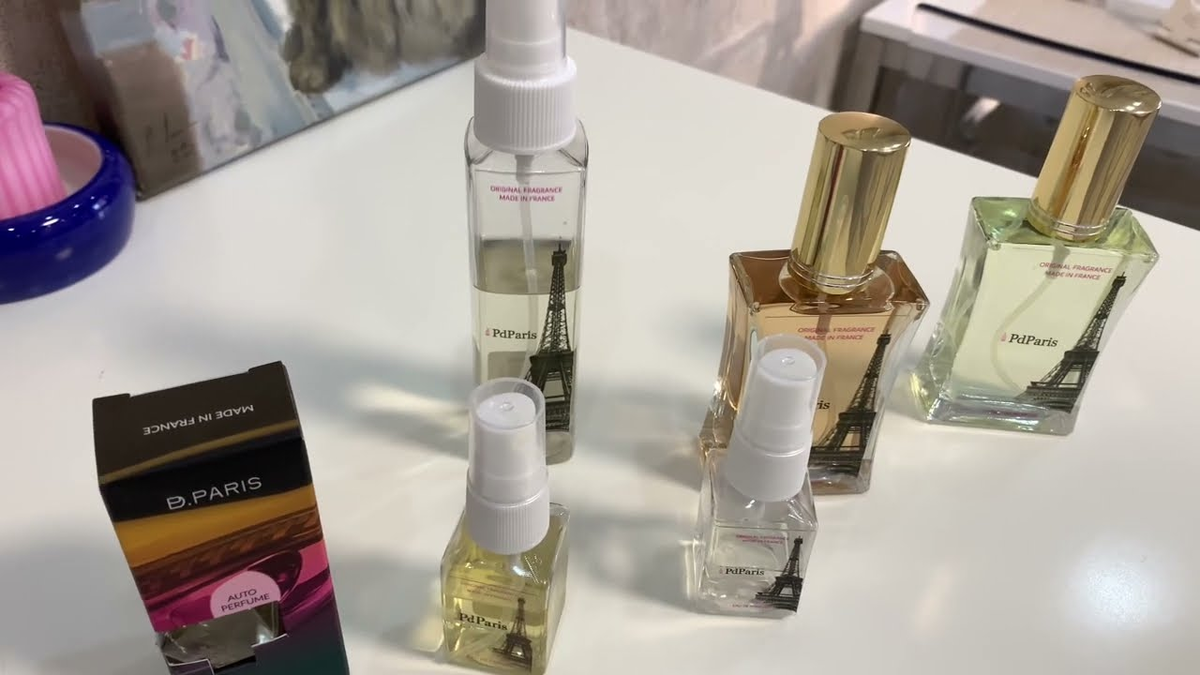 У меня есть также 1 автопарфюм (в чёрной коробочке). Это не все ароматы и дизайн ещё прошлый, сейчас у них розовый кружочек в центре флакона. Фото ниже.