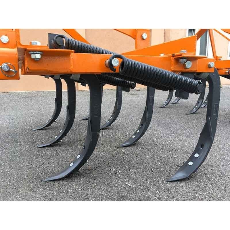 Долотообразные лапы применяются для рыхления междурядий на глубину до 16 см. Отогнутый вперед носок стойки заканчивается острым долотом шириной 20 мм. Такая лапа хорошо проникает даже в твердую и сильно уплотненную почву, деформирует и разрыхляет слой почвы на ширину больше ширины носка и не выносит влажную почву на поверхность поля.