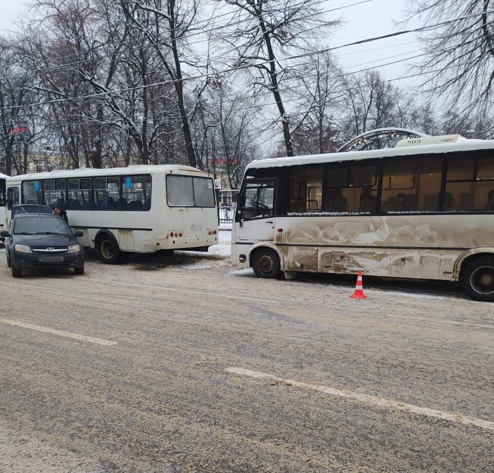 Лада Гранта» сбила пешехода и повредила 2 автобуса около ж/д вокзала « Воронеж-1» | Новости Воронежа РФ | Дзен