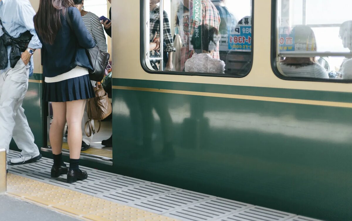 Подглядывают под юбки девушкам в метро
