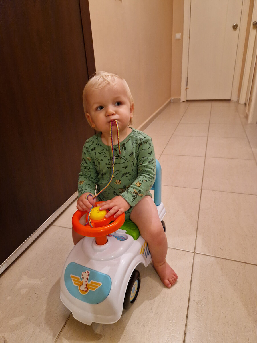 Гришка катается на толокаре по коридору и задумчиво жуёт верёвку