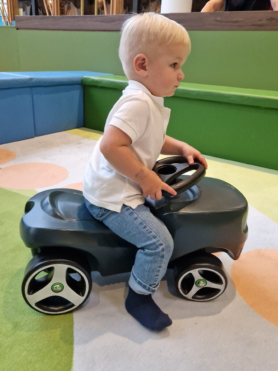 В игровой первым делом бежит к толокарам