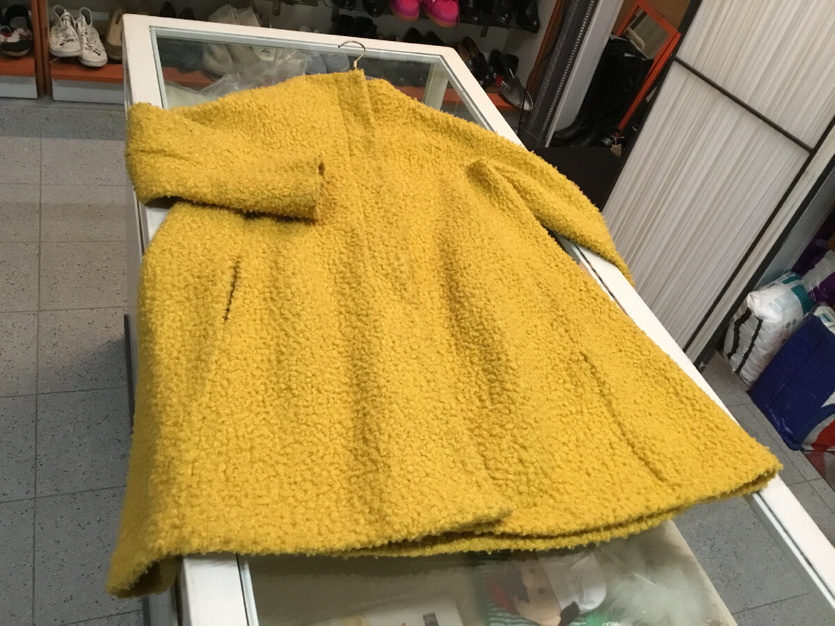 Яркое пальтишко «букле» с цельнокроеным рукавом. Стоит 4 евро. Нуждается в химчистке. 