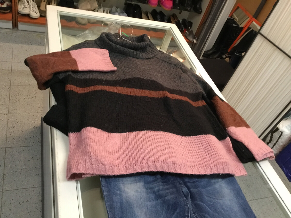 Свитер нашла вот такой, за 3 евро. 