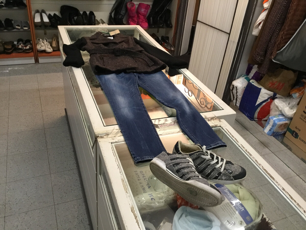 К куртке подойдут обыкновенные джинсы за 2,50 и кроссовки за 4.