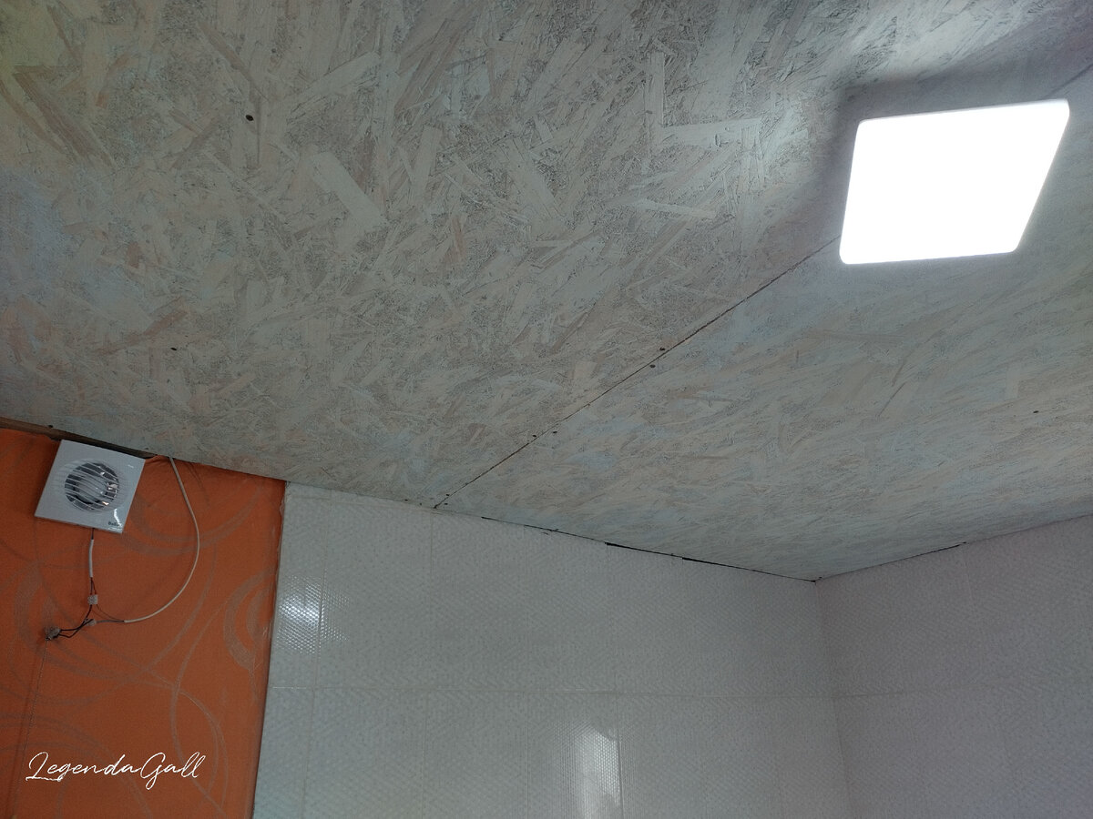 Смешно с вентилятором. Если его ровно поставить, панелька над ним не влезет, а если сделать уклон, как у потолка, то все будет замечательно )) 